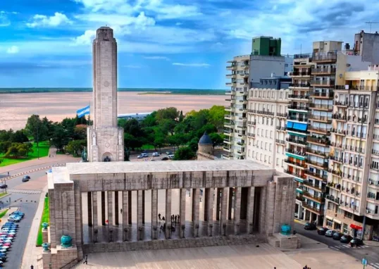 Monumento Nacional a la Bandera en Rosario, ciudad candidata a los Juegos Panamericanos Junior 2029.
